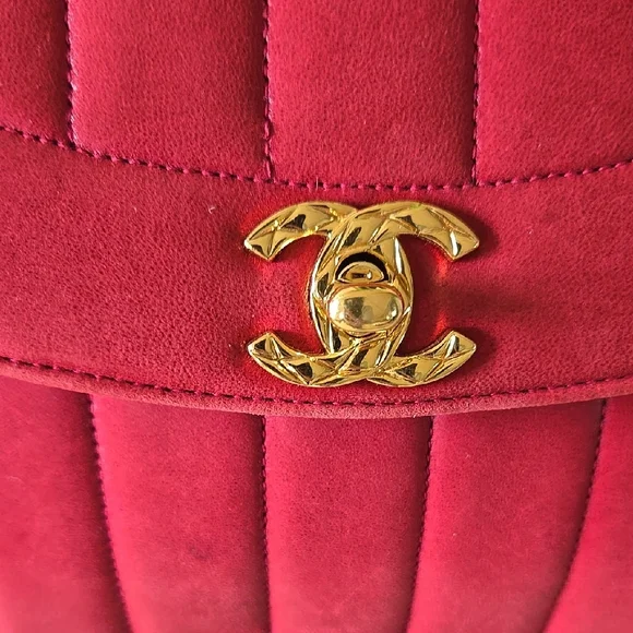 CHANEL Suede Red Shoulder Bag with Gold Hardware and Quilted Design - Picture 5 of 17